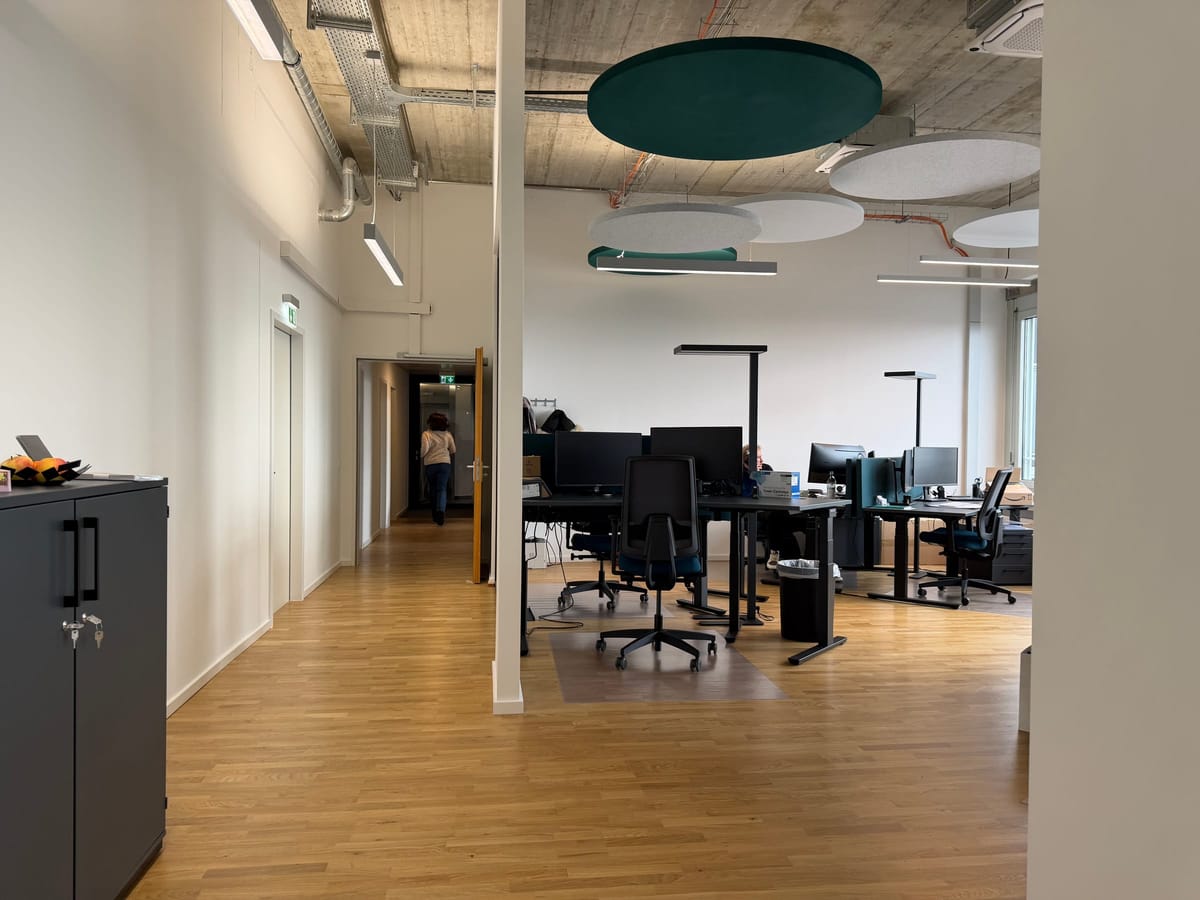 Offener Arbeitsbereich mit Deckensegeln