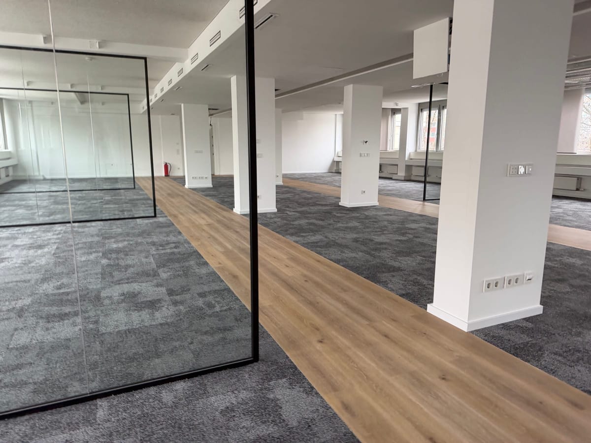Bürofläche mit Glastrennwänden und Teppichboden